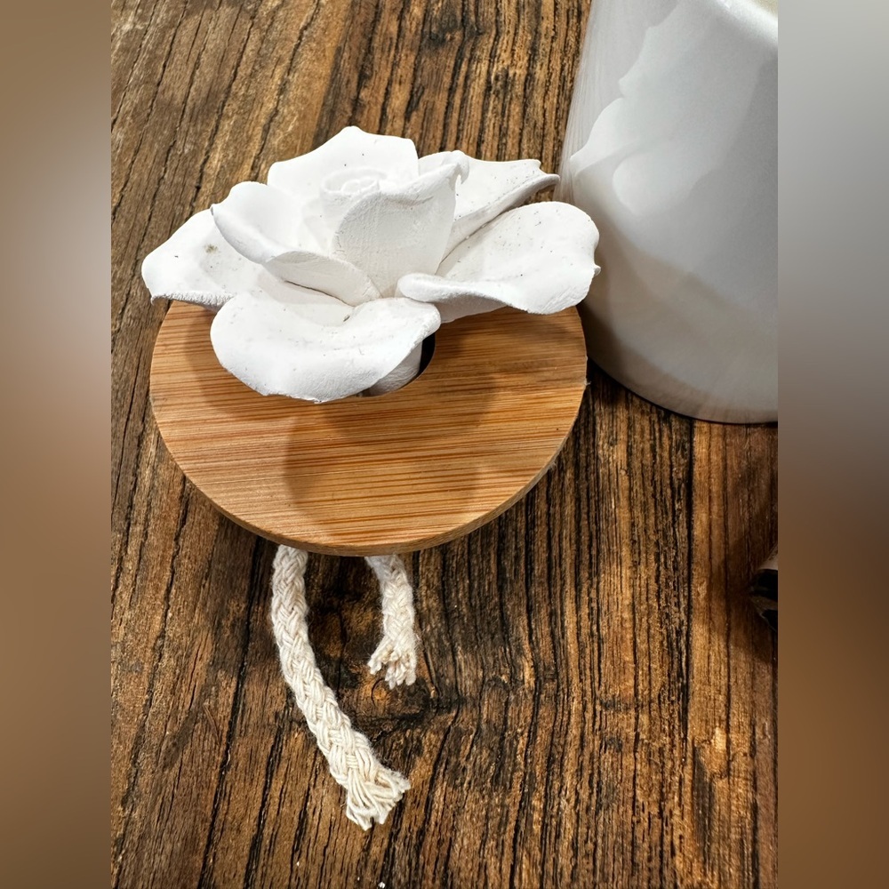 White Ceramic Rose with Essential Oil diffuser - Picture 3 of 4